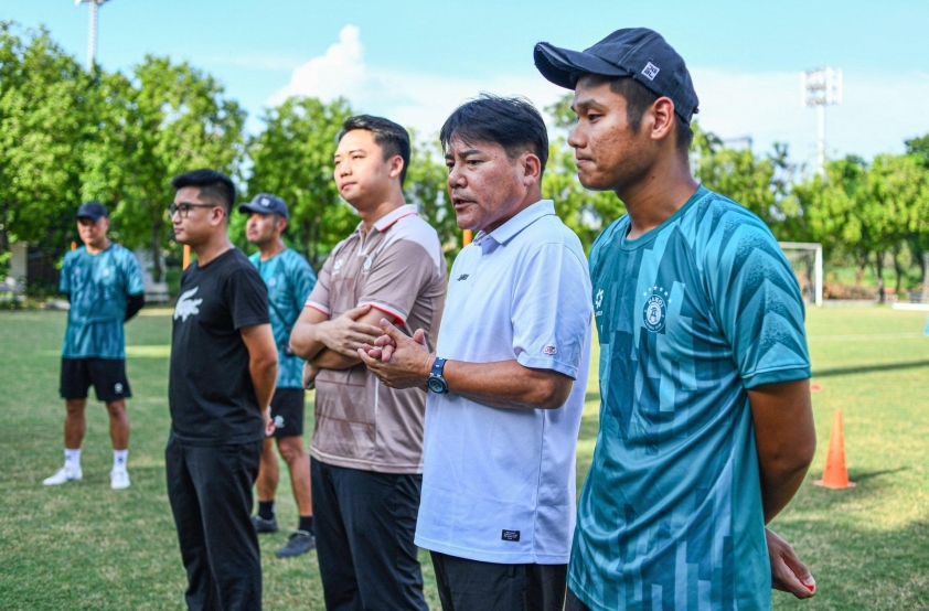 HLV Makoto Teguramori nghẹn ngào chia tay Hà Nội FC