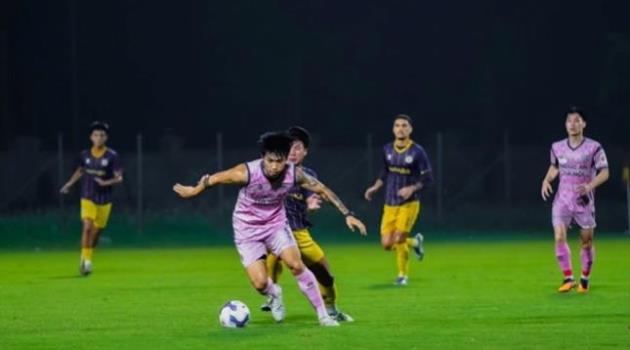 HLV Mano Polking vui mừng khi Văn Hậu trở lại thi đấu