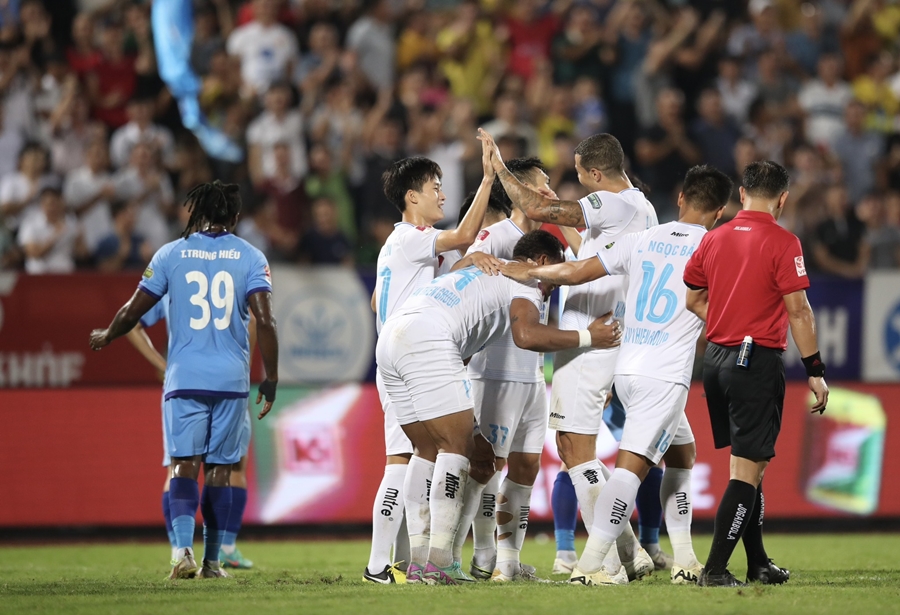 HLV Nam Định sung sướng, Huỳnh Đức chua chát trong phòng họp báo