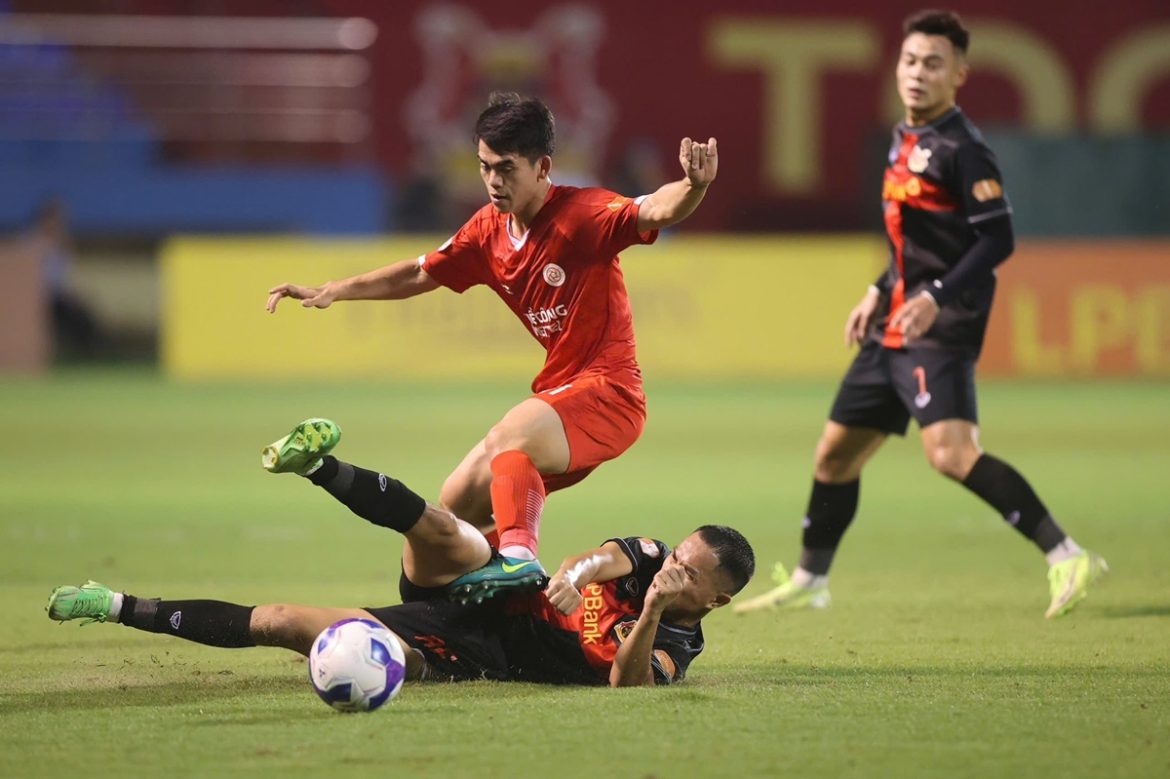 HLV Popov ca ngợi tinh thần Thể Công Viettel sau thẻ đỏ của Bùi Tiến Dũng