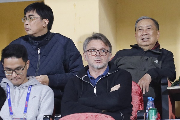 HLV Troussier tái mặt vì trụ cột ĐT Việt Nam chấn thương nặng