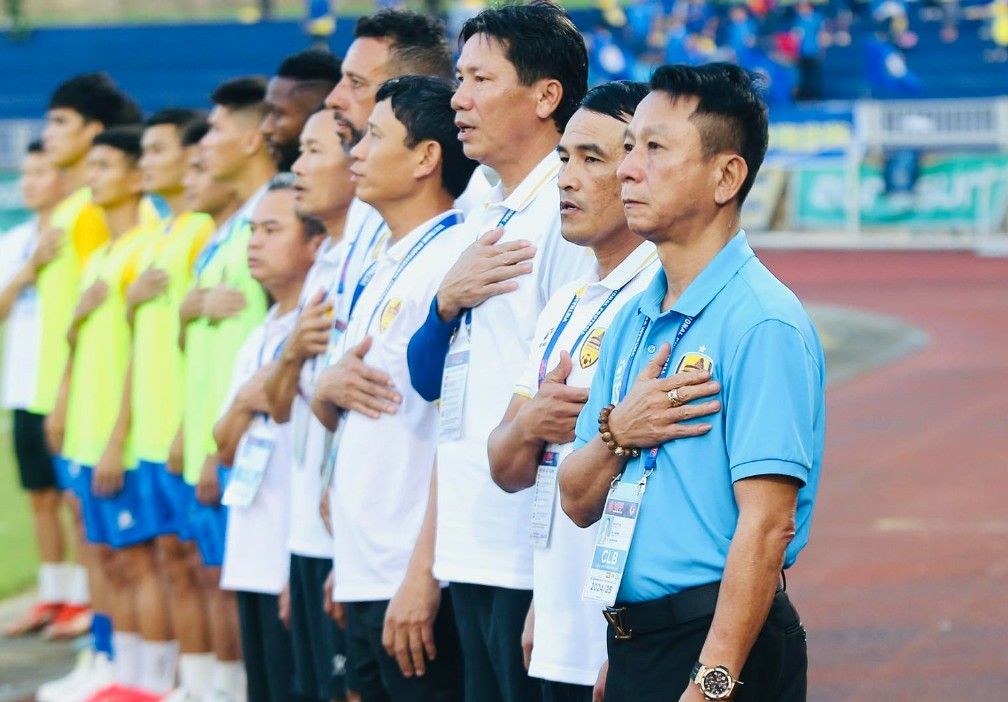 HLV Văn Sỹ Sơn đau xót khi thấy CLB Quảng Nam đối diện cảnh giải tán