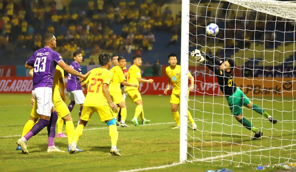 HLV Velizar Popov đòi kiện BTC V-League lên FIFA, HLV Hoàng Anh Tuấn khen Tiến Linh ‘đặc biệt’