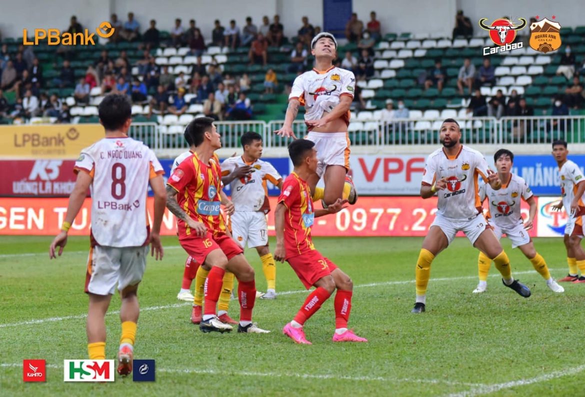 HLV Vũ Tiến Thành: HAGL ‘bị cướp bàn thắng’