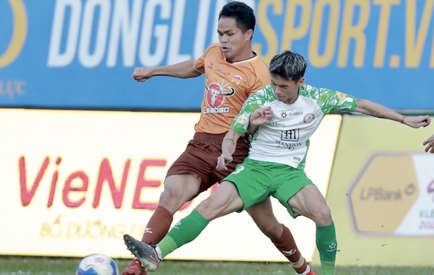 Hòa thất vọng, HLV HAGL đặt dấu hỏi về VAR