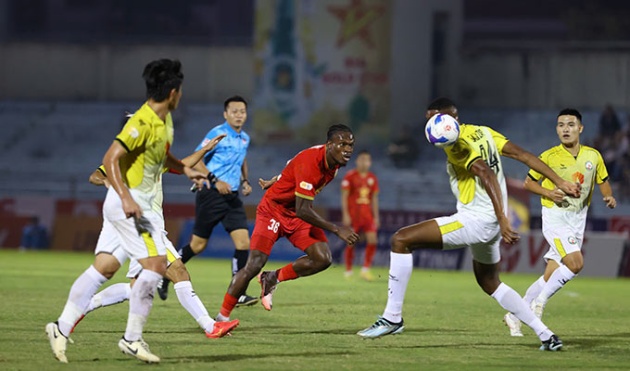 Hồng Lĩnh Hà Tĩnh 0-0 Quy Nhơn Bình Định: Nỗ lực bất thành; Noel Mbo gặp vận đen