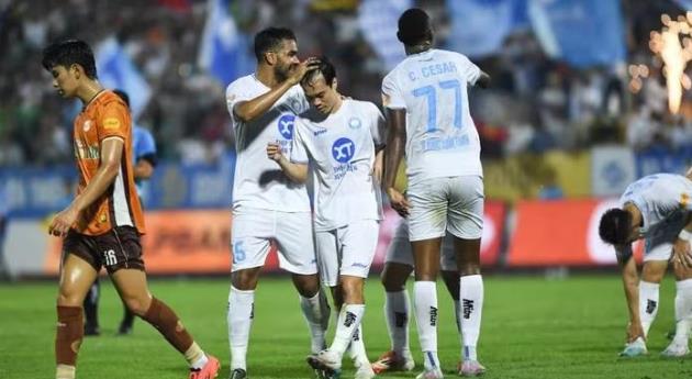 Khán đài sân Vinh mở miễn phí, Nam Định đưa xe chở người hâm mộ