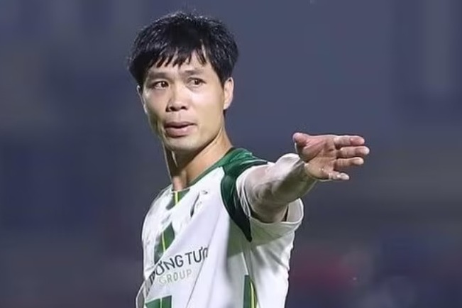 Khi đồng đội cũ nâng cúp, Công Phượng vẫn loay hoay tìm chỗ đứng