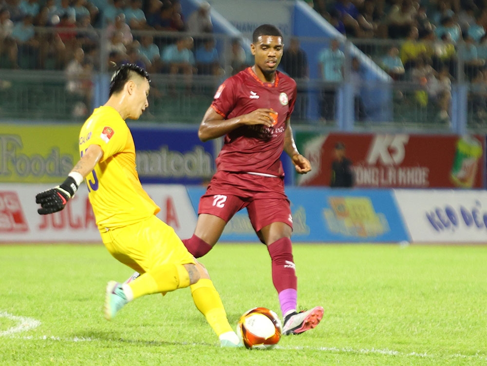 Không ai ở V-League đen hơn thủ môn Khánh Hòa