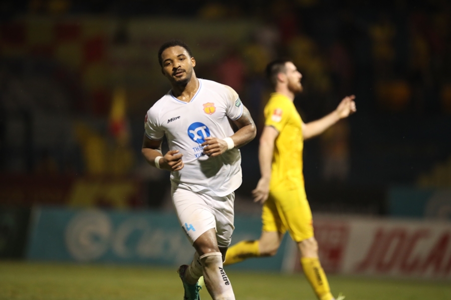 Lại bị rút thẻ, HLV Popov nói gì về trọng tài?