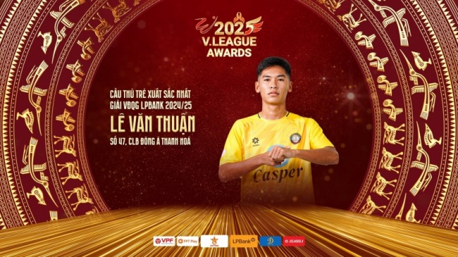 Lê Văn Thuận nhận giải Cầu thủ trẻ xuất sắc nhất V-League 2024/25