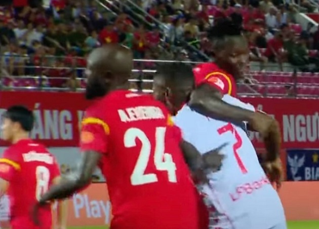 Luật IFAB lý giải vì sao PVF-CAND không bị thổi phạt đền