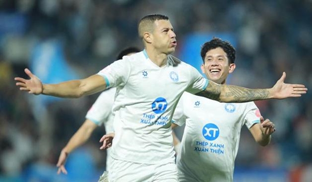 Nam Định “níu chân” Hà Nội trên BXH V-League sau trận cầu rực lửa