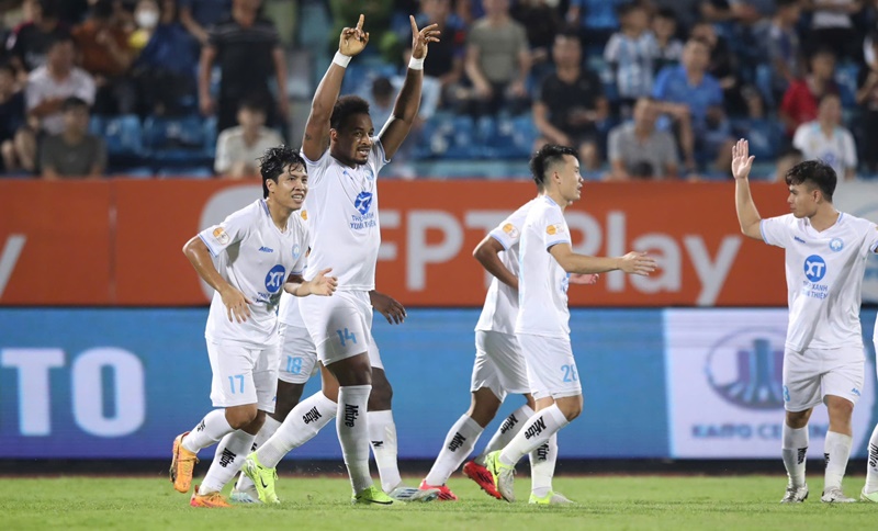 Nam Định quá đáng sợ trên đường đua vô địch V.League