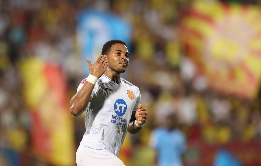 Nam Định thắng lớn ở V-League Awards 2024, Rafaelson quá xuất sắc