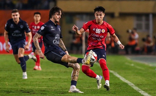 Neymar chúc mừng cầu thủ gieo sầu cho CAHN