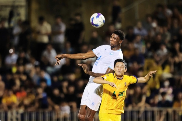 Nghệ An thắng sốc, Văn Khánh chỉ cách khóa chặt Hudlin