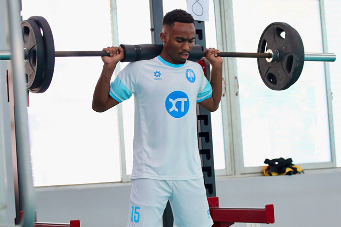 Ngoại binh Nam Định ra nước ngoài điều trị chấn thương