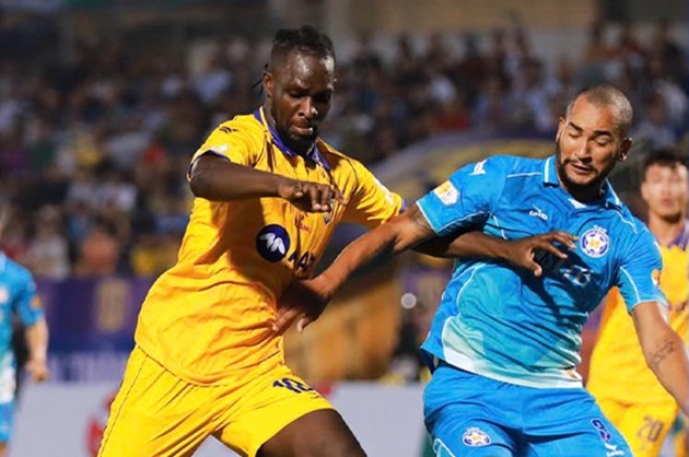 Ngoại binh nhận thẻ đỏ, SLNA vất vả cầm hòa tân binh