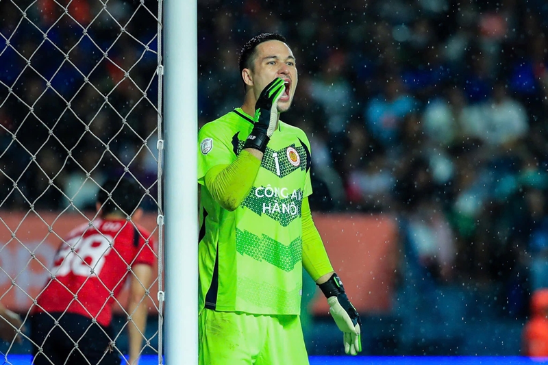 Người hâm mộ “phát cuồng” chúc mừng Nguyễn Filip cán mốc 20 trận giữ sạch lưới V-League