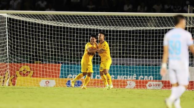 Nguyên Mạnh mắc sai lầm, SLNA ngược dòng đánh bại Nam Định