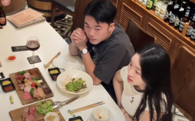 Nhan sắc của vợ Xuân Trường gây chú ý