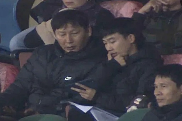 Phản ứng của HLV Kim Sang-sik khi bàn thắng của Văn Khang bị từ chối