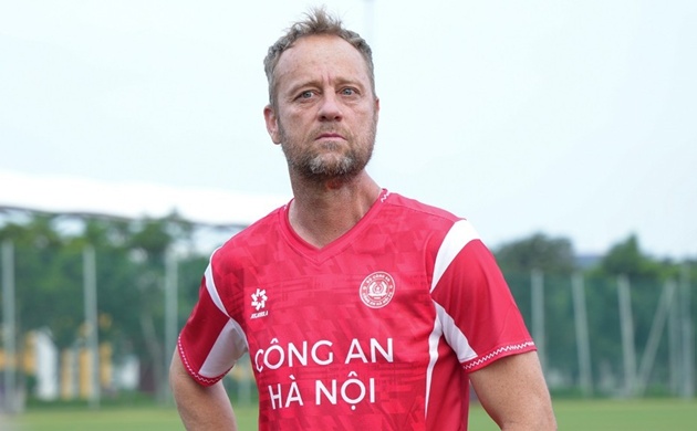 Polking bác tin đồn sang Singapore, cam kết với CAHN