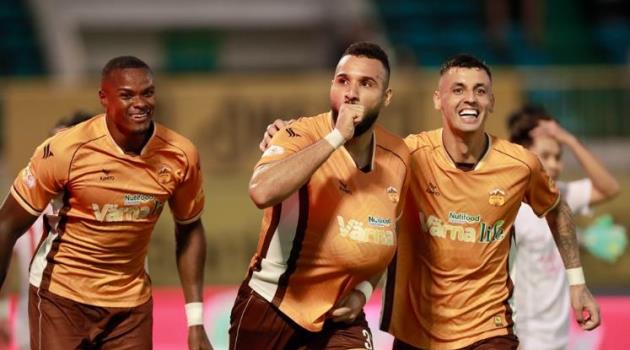 Quang Nho ghi bàn phút 90+9 giúp HAGL quật ngã Thể Công Viettel