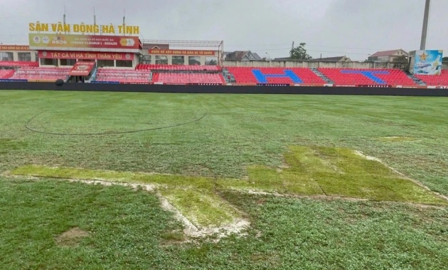 Sân Hà Tĩnh lấy cỏ sân golf đắp lên, nhớp nháp – lập tức bị “gạch tên”