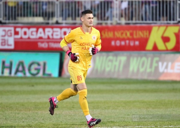 Sao Việt kiều thi đấu xuất sắc, được HLV hết lời khen ngợi