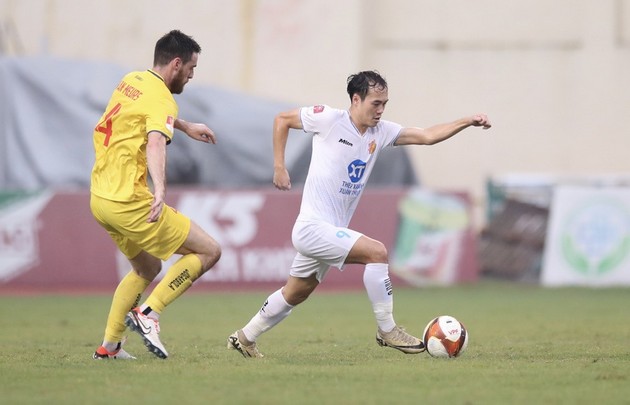 Sát thủ ghi 5 bàn giúp Nam Định ngược dòng ngoạn mục trước Thanh Hóa; Khánh Hòa tiến sát vé xuống hạng