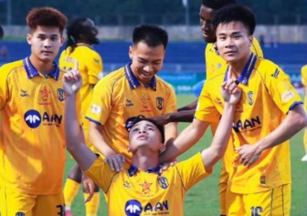 Siêu phẩm cháy lưới, Nghệ An chia điểm trước Quảng Nam