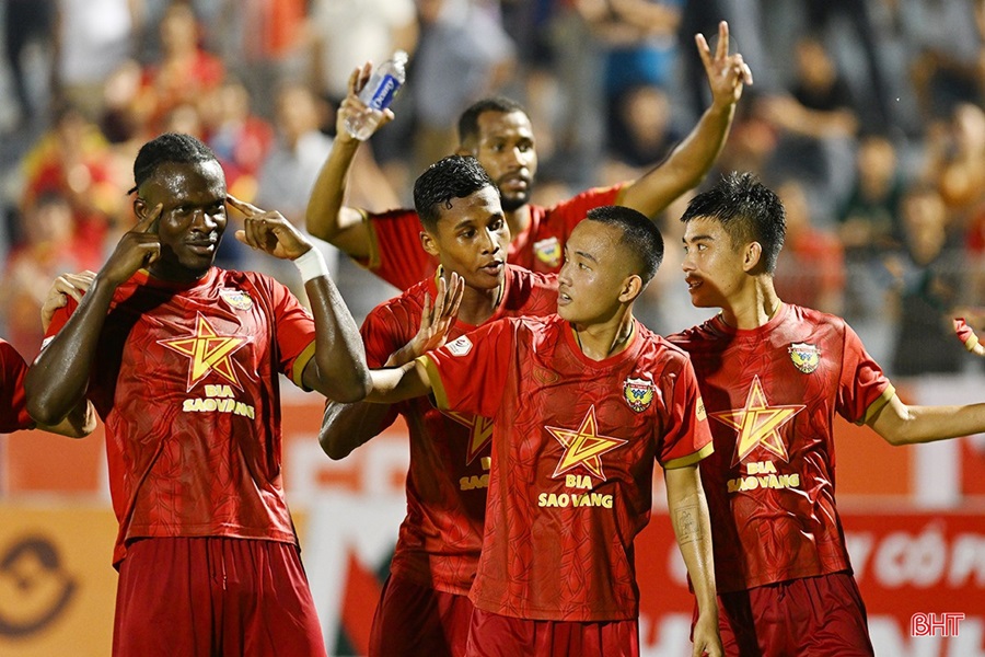 Thua Hà Tĩnh, HLV Nam Định đổ cho thiếu Rafaelson