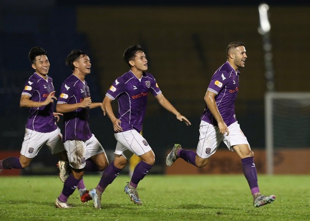 Tiến Linh bùng nổ trước ngày lên tuyển; Thái Sơn giúp Thanh Hóa soán ngôi HAGL