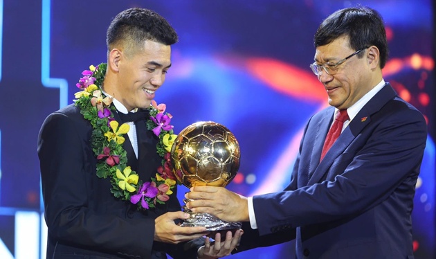 Tiến Linh đoạt Quả bóng Vàng 2024, hướng đến cột mốc của Công Vinh