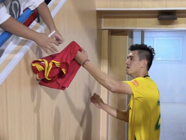 Tiến Linh gặp sự cố trượt ngã