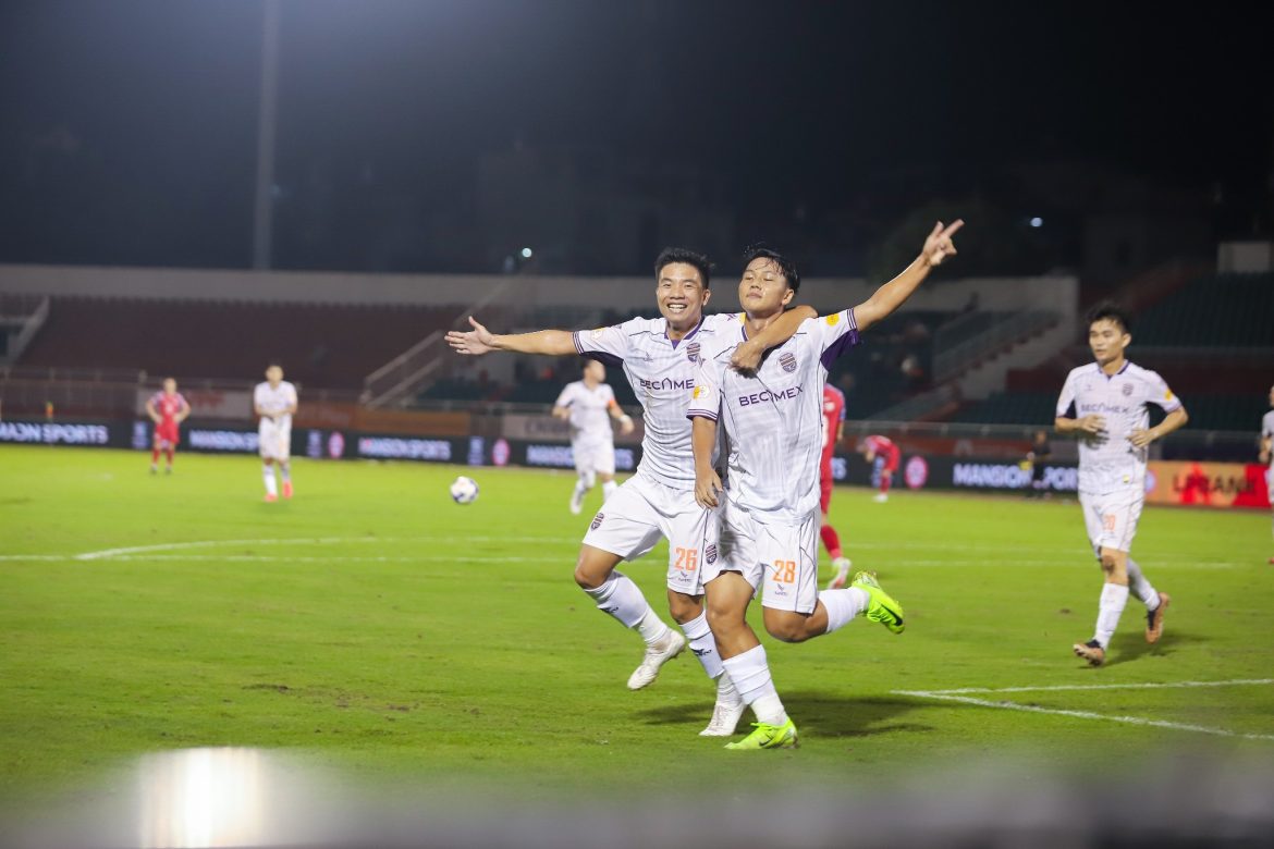 Tiến Linh im tiếng, CĐV Bình Dương phấn khích với sự tỏa sáng của Hoài Phong