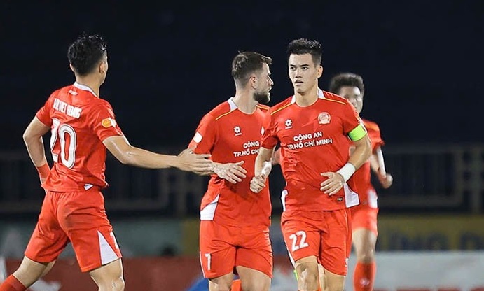 Tiến Linh lập công, Công An TP.HCM ngược dòng đánh bại SLNA