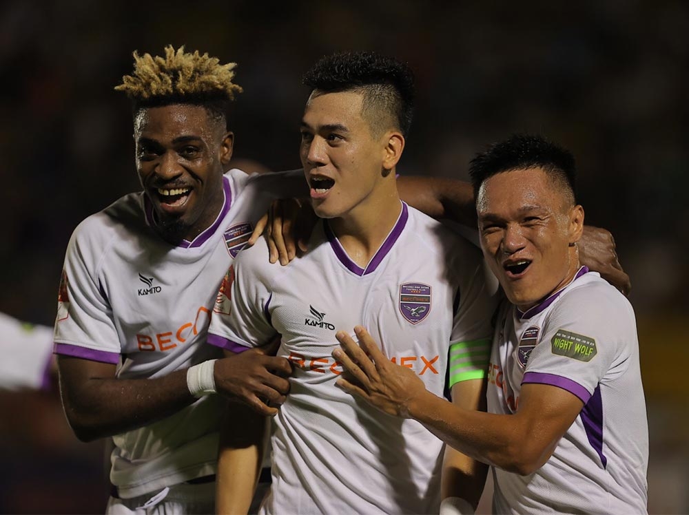 Tiến Linh nhận 18 tỷ lót tay từ hợp đồng 3 năm?