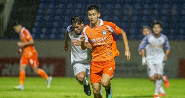 Tiền vệ Việt kiều Nguyễn Vadim ‘dọn cỗ’, đồng đội bỏ lỡ khó tin