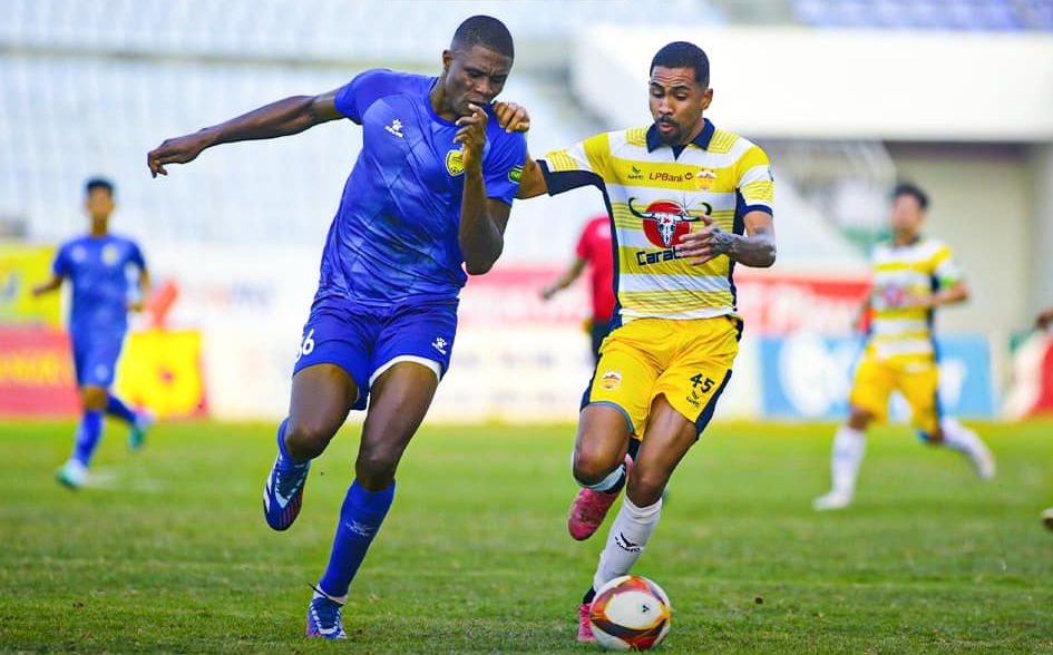 Tố trọng tài thiên vị HAGL, HLV Quảng Nam nhận án phạt từ VFF