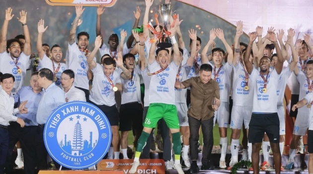 Tổng kết V-League 2024/25: Nhiều nghịch lý và lời cảnh tỉnh từ khán đài