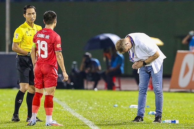 Trợ lý CAHN trốn vào phòng thay đồ, HLV Polking cúi lạy xin lỗi trọng tài