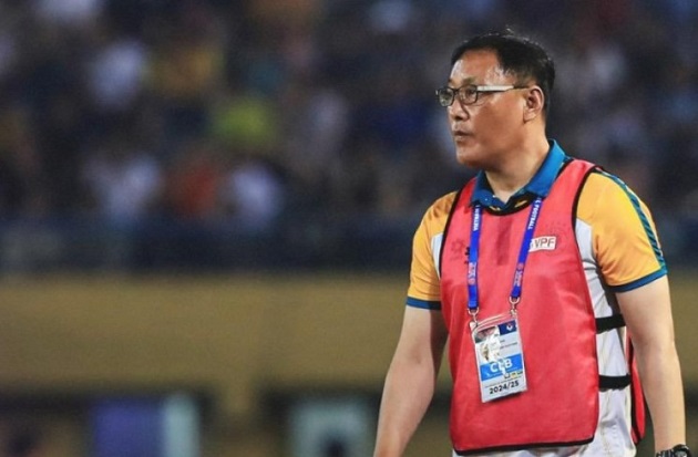 Trợ lý HLV Yi Chang Yeob rời Hà Nội FC sau nửa mùa gắn bó