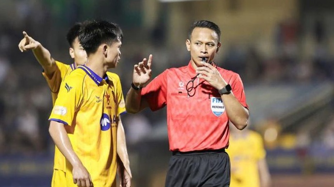 Trọng tài Malaysia bắt hai trận quyết định suất trụ hạng V.League