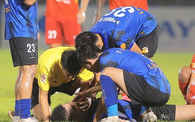 Trọng tài Nguyễn Mạnh Hải phản xạ nhanh cứu cầu thủ HAGL