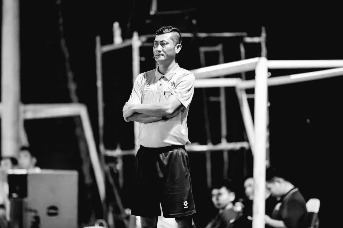 Trọng tài Việt Nam đột quỵ trên sân bóng qua đời