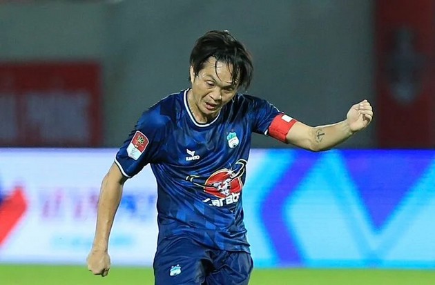 Tuấn Anh chính thức rời HAGL; Bùi Hoàng Việt Anh khâu 24 mũi