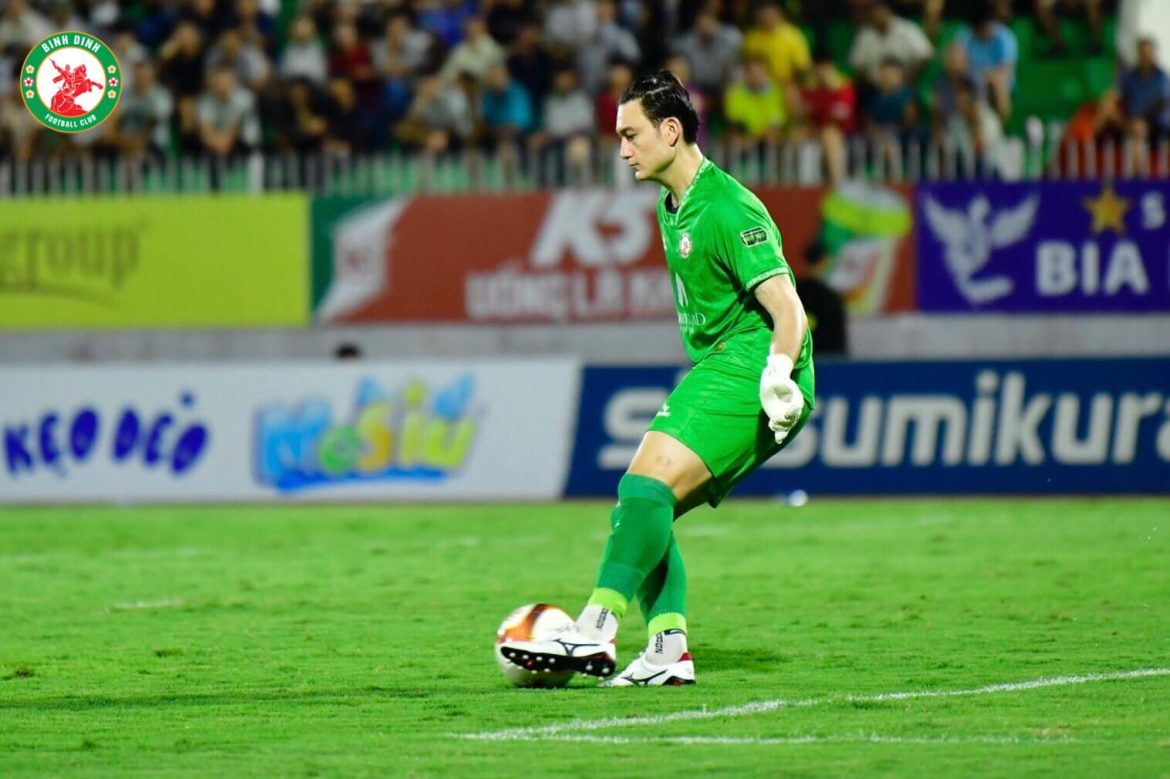 Văn Lâm mất suất bắt chính, HLV nói rõ nguyên nhân